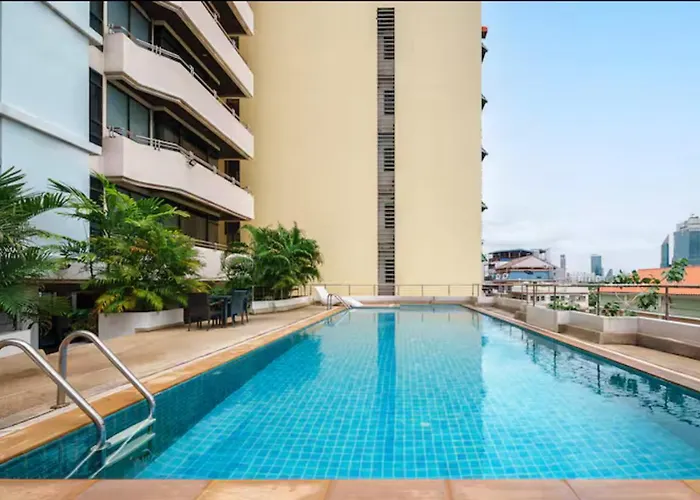 Executive 2 Bed Nana Bts 100m Skyline